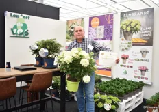 Lendert de Vos of Lendert de Vos with the Hydrangea paniculata ‘HYLV02 (Whitelight), one of the two varieties that were, next to Little Lemons, crowned with the golden award. Also Buddleja ‘SRPBUD989’ (Blue Sarah) of Lendert de Vos received a Golden Medal. In Reewijk, the Netherlands, the plants are bred and grown.